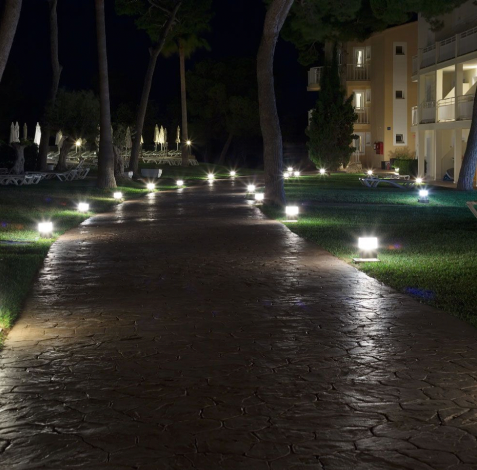 V-TAC VT-830 LAMPADA LED DA GIARDINO 10W COB CREE LAMPIONE BOLLARD DA TERRA IP65 COLORE BIANCO - SKU 128317 / 128318